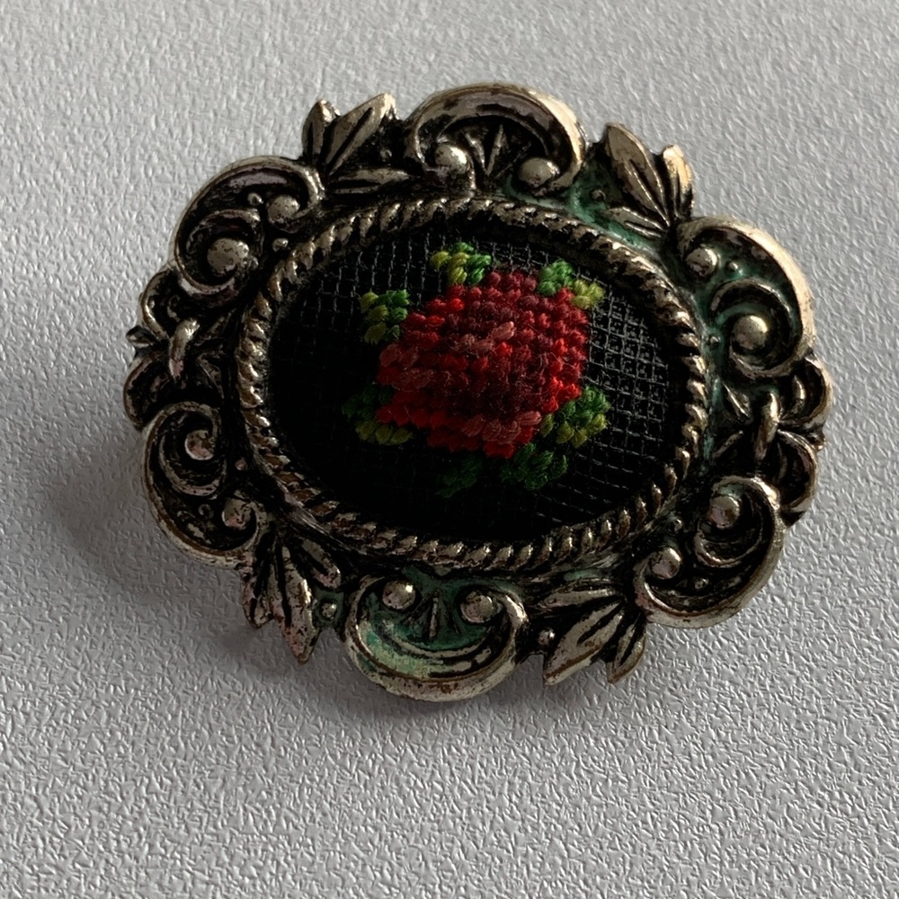 Petit point rose brooch. Needle point. Vintage.